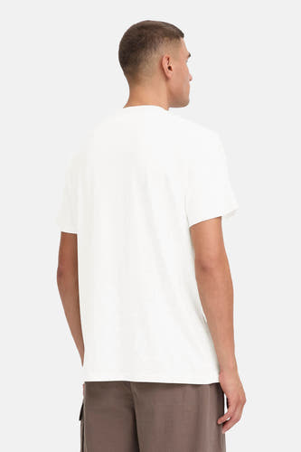 T-shirt blanc à manches courtes de SOLID, vue de dos porté avec un short marron.