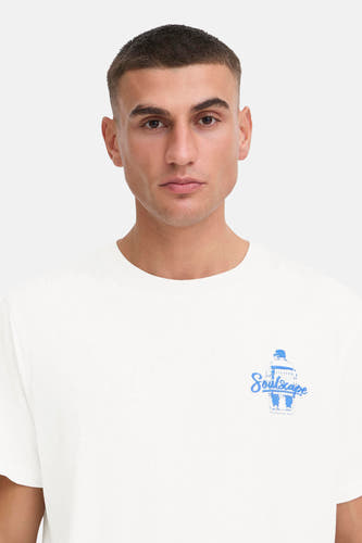 T-shirt blanc à manches courtes de SOLID, avec un imprimé bleu sur la poitrine.
