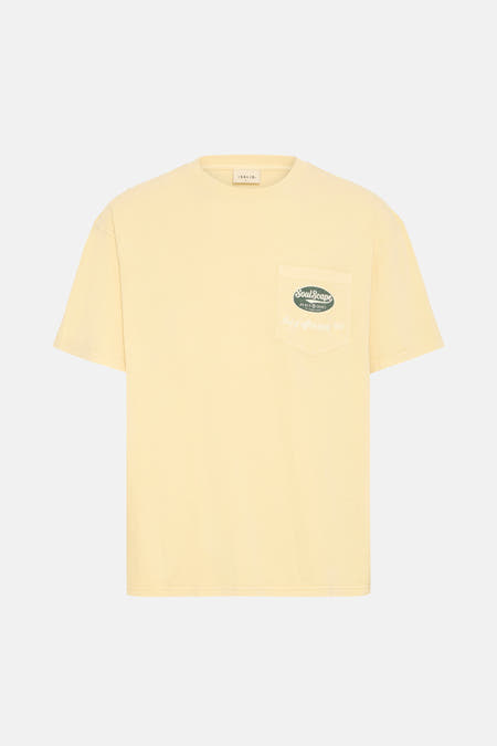 Geel T-shirt met korte mouwen van SOLID, met een borstzakje voorzien van een bedrukking.
