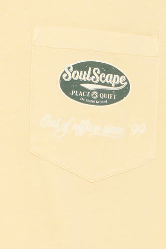 T-shirt jaune à manches courtes de SOLID, avec une poche devant et du texte décoratif en blanc.