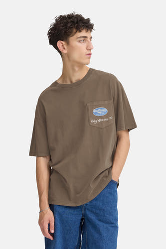 T-shirt marron à manches courtes de SOLID, avec poche devant et imprimé bleu.