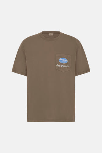 T-shirt marron à manches courtes de SOLID, avec poche devant et impression de texte bleue.
