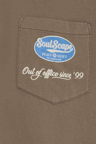 T-shirt brun à manches courtes de SOLID, avec une poche sur la poitrine et du texte blanc.