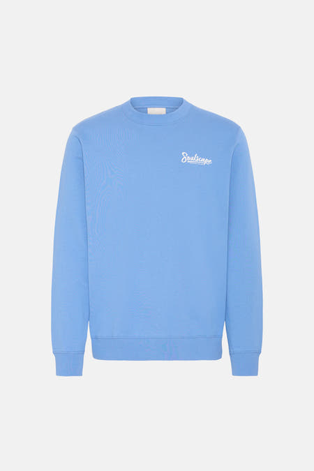 Blauwe sweater met ronde hals van SOLID, met "Soulscape" tekst op de borst.
