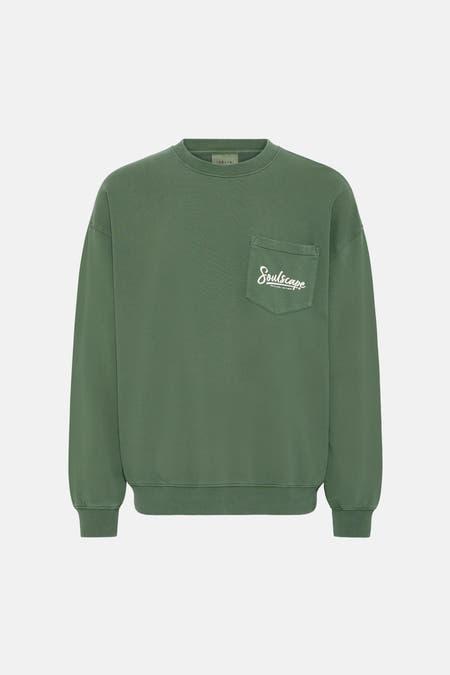 Groene sweater met ronde hals van SOLID, met een borstzakje met 'Soulscape' erop.
