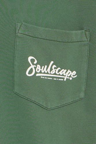 Pull vert de SOLID avec poche poitrine et imprimé texte blanc.