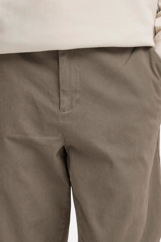 Bruine chino van SOLID, effen kleur en deels zichtbaar beige sweatshirt.
