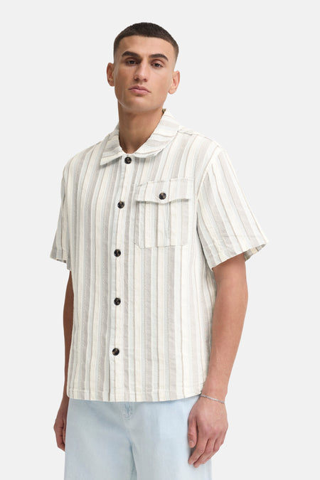 Multicolor gestreept overhemd met korte mouwen van SOLID in off-white, beige en lichtblauw, met camp collar en borstzak.