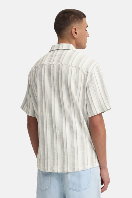 Multicolor gestreept hemd met korte mouwen van SOLID, met textuur, aan de achterkant gedragen op lichtblauwe jeans.