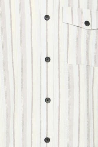 Chemise rayée multicolore de SOLID avec des rayures texturées crème et taupe, une fermeture boutonnée et une poche poitrine.