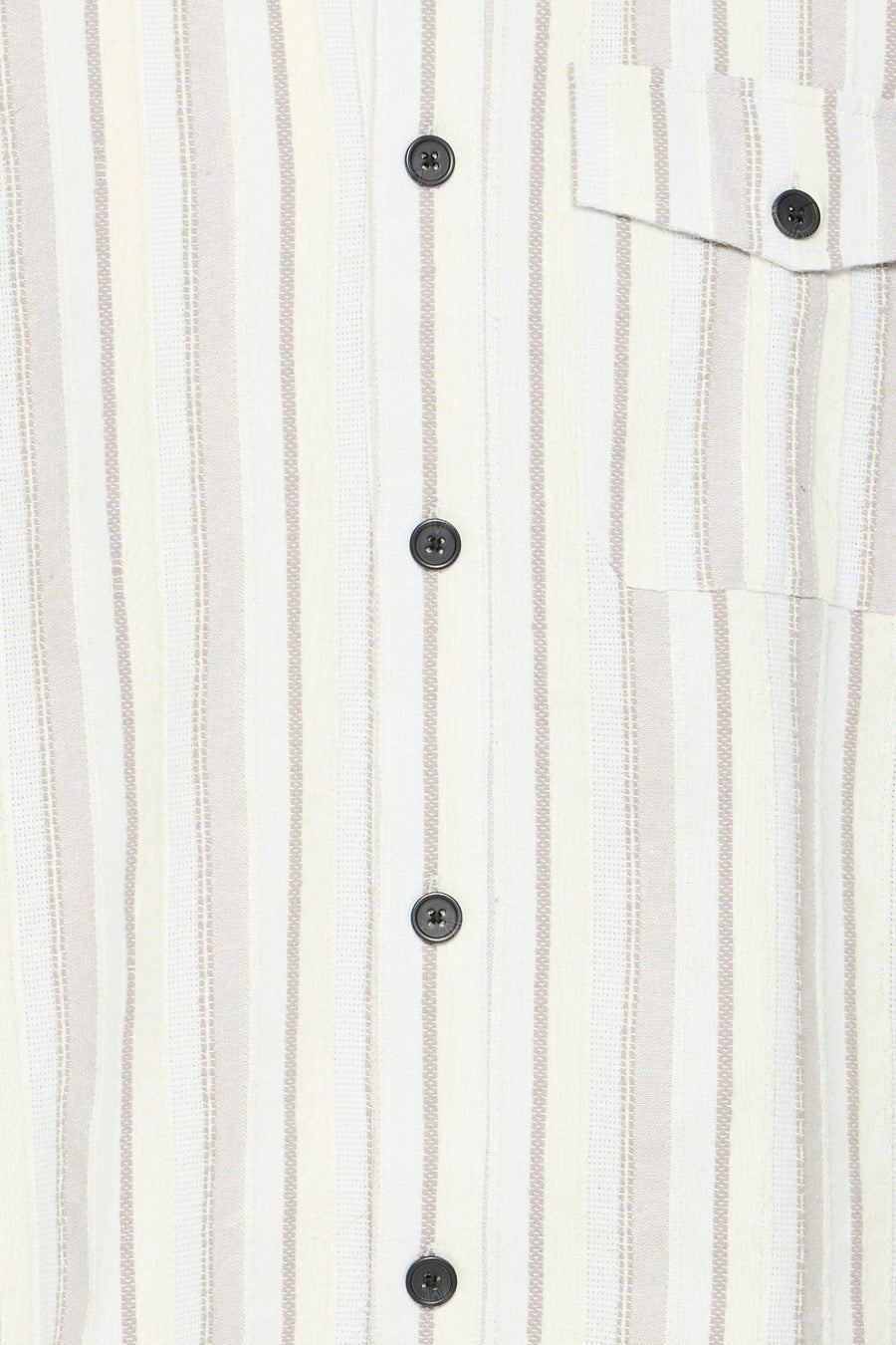 Chemise rayée multicolore de SOLID avec des rayures texturées crème et taupe, une fermeture boutonnée et une poche poitrine.