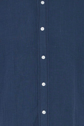 Donkerblauw structuurstof hemd van SOLID, met witte knopen op de knoopsluiting.