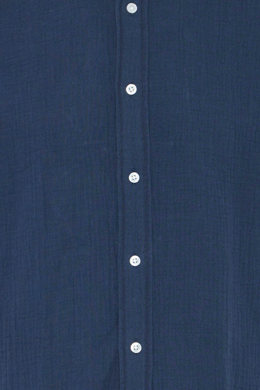 Donkerblauw structuurstof hemd van SOLID, met witte knopen op de knoopsluiting.