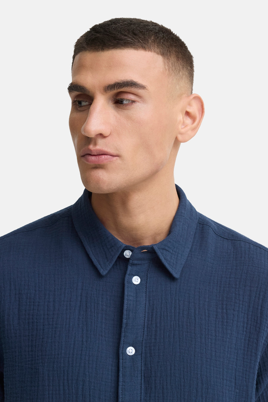 Blauw hemd van SOLID met textuurstof en witte knopen, gedragen door een man.