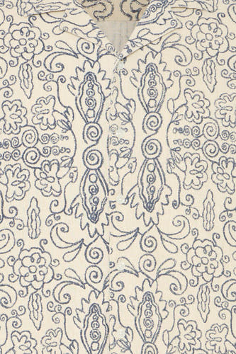 Chemise écru à manches courtes de SOLID, avec motif floral et arabesque dessiné à la main bleu foncé et col ouvert.