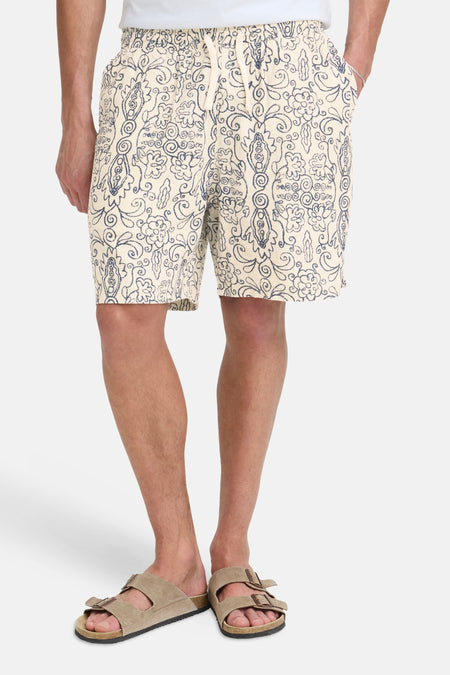 Crèmekleurige short van SOLID met donkerblauw organisch patroon, trekkoord en elastische tailleband.
