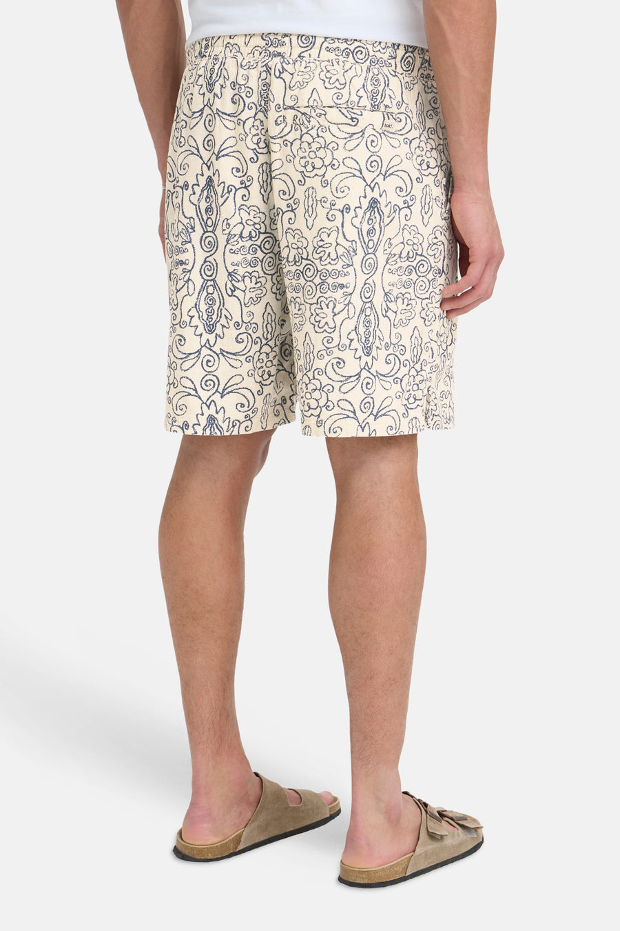 Crèmekleurige short van SOLID met een geborduurd blauw abstract patroon, van achteren gezien.
