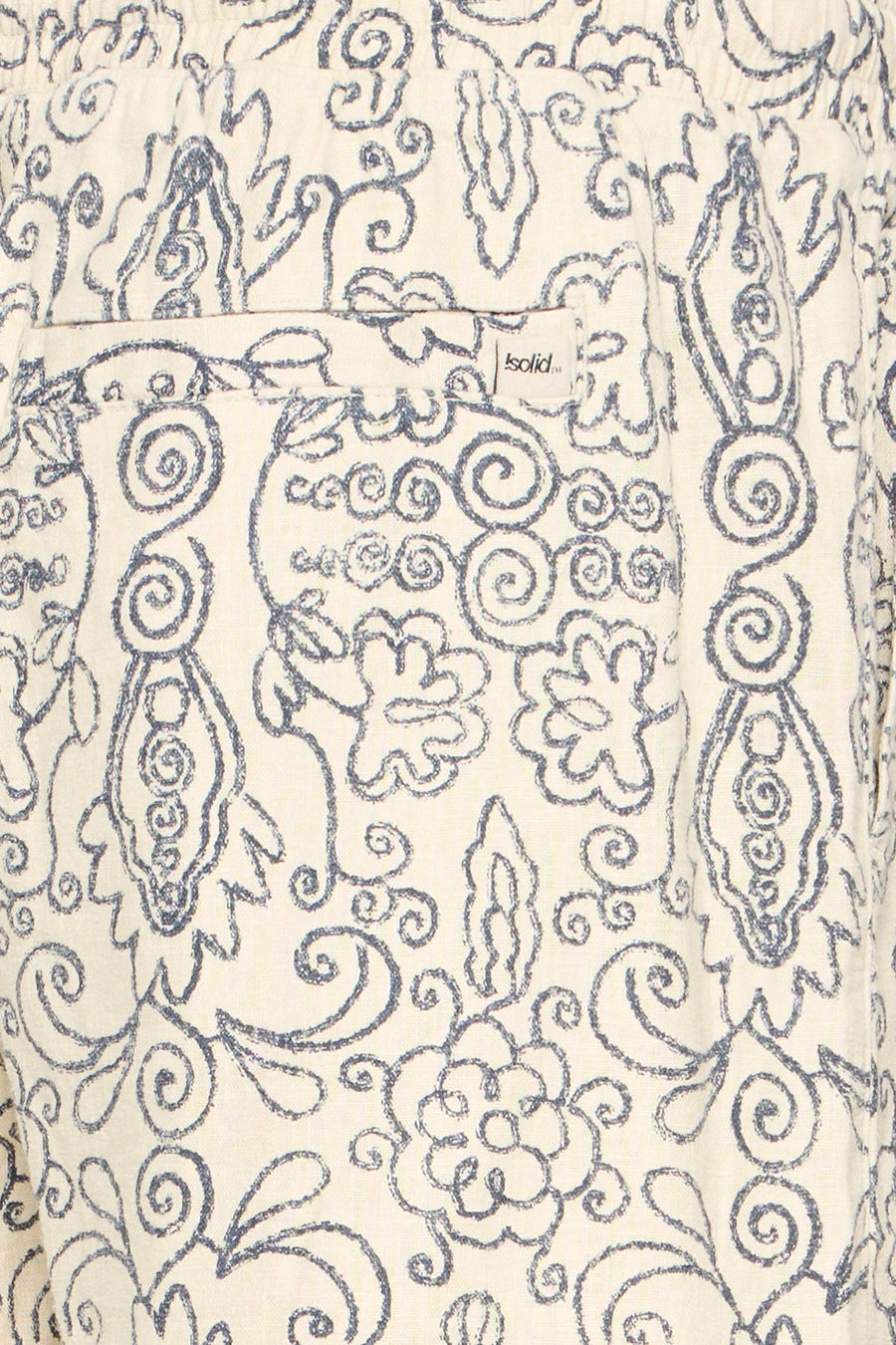 Short multicolore de SOLID avec tissu crème et un motif floral et de volutes bleu détaillé.