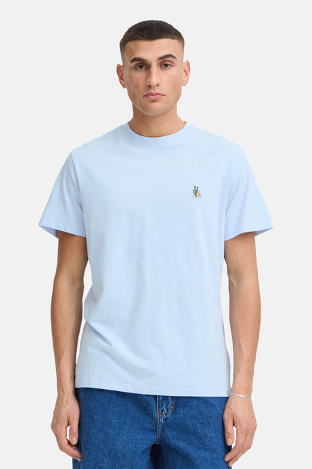 Blauw T-shirt met korte mouwen van SOLID, met een geborduurde cactus en zon op de borst, gedragen door een man in blauwe spijkerbroek.