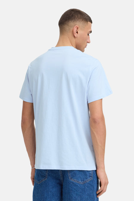 T-shirt à manches courtes bleu clair de SOLID, dos visible, porté avec un jean et un bracelet argenté.