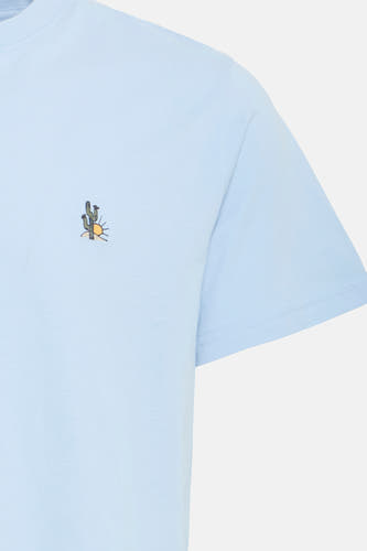 T-shirt à manches courtes bleu clair de SOLID, avec cactus et soleil brodés sur la poitrine.
