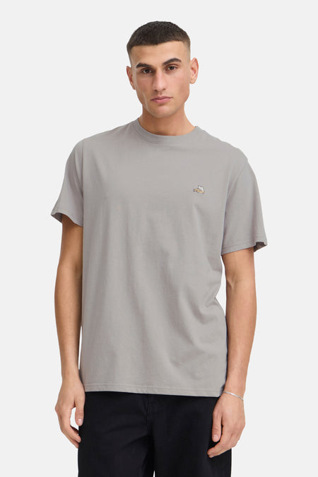 Grijs T-shirt met korte mouwen van SOLID met een geborduurd voertuigje op de borst, gedragen door een model.