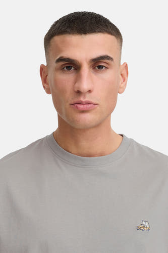 T-shirt à manches courtes gris clair de SOLID, avec col rond et petit camping-car brodé.