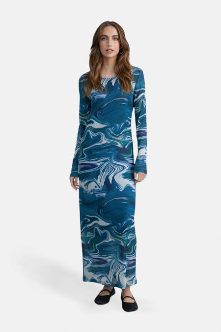 Blauw kleedje met lange mouwen van 24 colours, met een gemarmerd patroon en lange pasvorm.