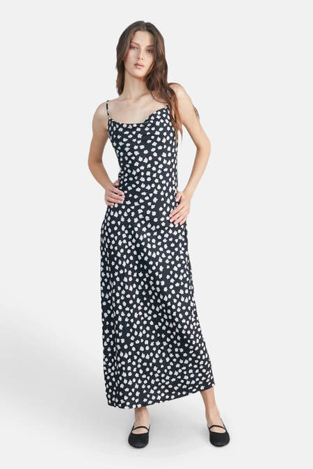Zwarte mouwloze jurk van 24 colours met witte bloemenprint en spaghettibandjes.