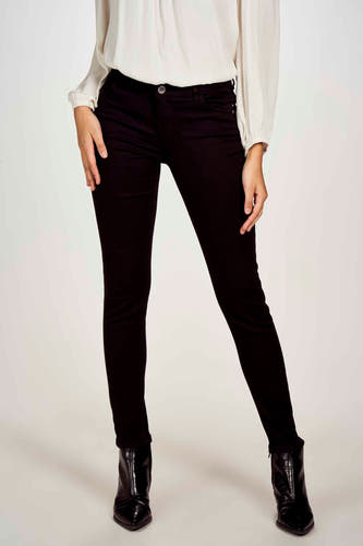 Pantalon noir de Morgan De Toi, porté avec une blouse blanche et des chaussettes noires.