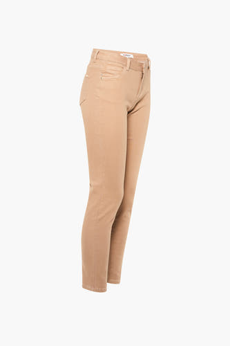 Pantalon beige de Morgan De Toi, lisse et avec une coupe slimme, posé contre un fond blanc.