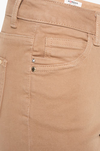 Pantalon beige de Morgan de Toi, avec une petite poche et des boutons décoratifs.