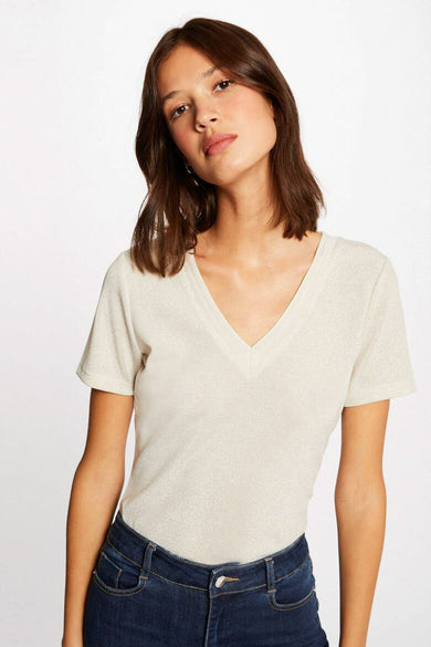 T-shirt beige à manches courtes de Morgan De Toi, porté avec un jeans foncé.