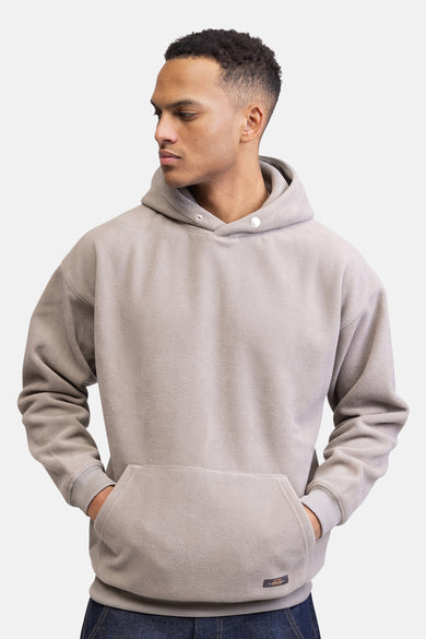 Beige sweater met kap van REDEFINED REBEL, met een kangoeroezak en metalen drukknopen op de capuchon.