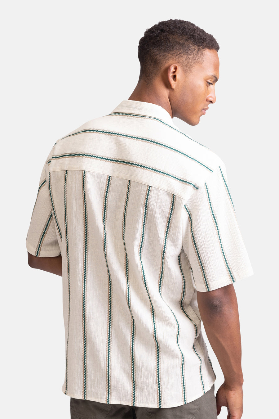 Ecru hemd met korte mouwen van REDEFINED REBEL, met gestreepte textuur en achterkant in beeld.