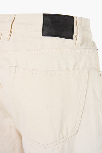 Ecru straight jeans van REDEFINED REBEL, met een leren merklabel op de achterkant.
