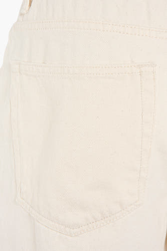 Ecru straight jeans van REDEFINED REBEL, met een achterzak in close-up.