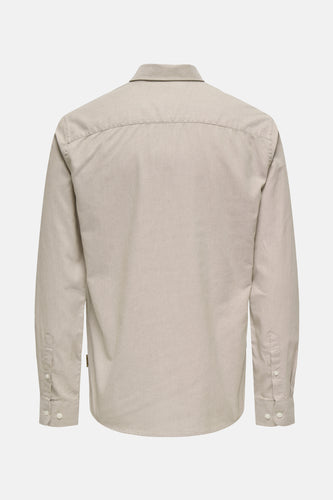 Beige herenoverhemd van katoen, achterkant.
