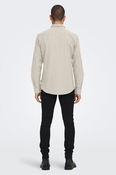 Taupe hemd met lange mouwen van ONLY & SONS, met lange mouwen en knoopsluiting, gezien van achteren.