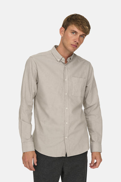 Taupe overhemd met lange mouwen van ONLY & SONS, met knoopsluiting en borstzak.
