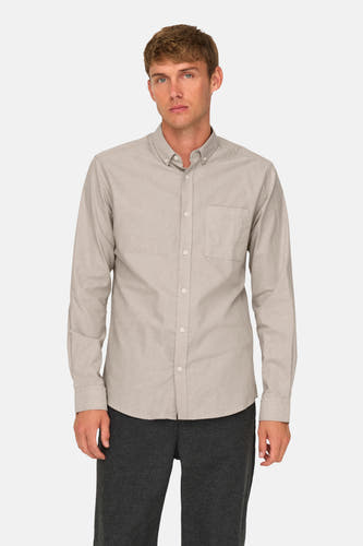 Chemise taupe à longues manches de ONLY & SONS, avec fermeture à boutons et poche poitrine.