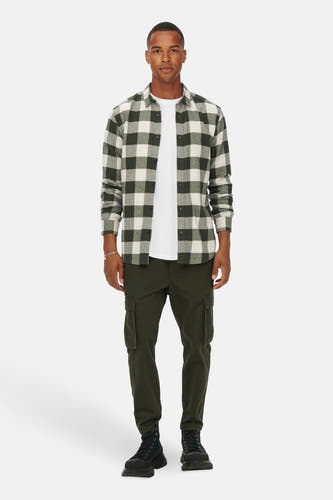 Groen overhemd met lange mouwen van ONLY & SONS®, met een geruit patroon, gedragen over een wit T-shirt en een groene cargobroek.