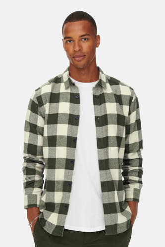 Groen overhemd met lange mouwen van ONLY & SONS®, met een ruitpatroon over een wit T-shirt.
