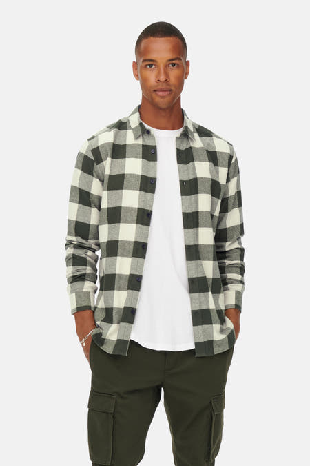 Chemise verte à longues manches de ONLY & SONS®, avec un motif à carreaux en vert et blanc.