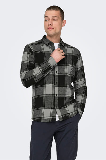 Grijs overhemd met lange mouwen van ONLY & SONS®, met een geruit patroon en een witte T-shirt eronder.
