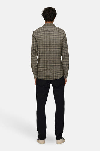 Bruin overhemd met lange mouwen van ONLY & SONS®, met een ruitpatroon, gecombineerd met een zwarte broek en crèmekleurige sneakers.
