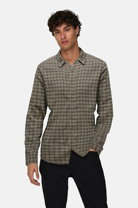 Bruin overhemd met lange mouwen van ONLY & SONS®, met een geruit patroon en zwarte pantalon.
