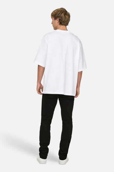 Zwarte denim slim jeans van ONLY & SONS, gezien van achteren, gecombineerd met een wit T-shirt en witte sneakers.
