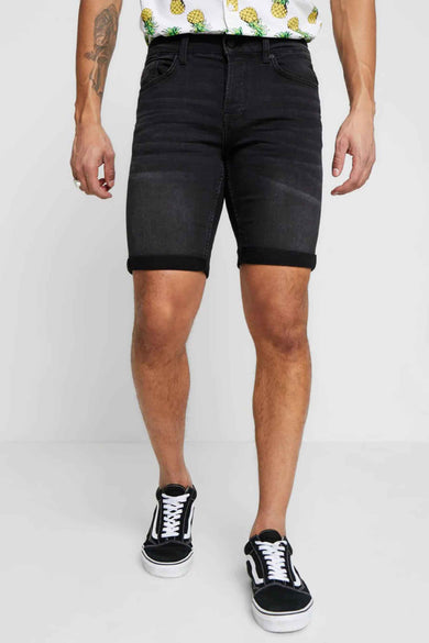 Zwarte denim jeansshorts van ONLY & SONS® met opgerolde pijpen, front view, gedragen met een ananasprint overhemd en zwarte sneakers