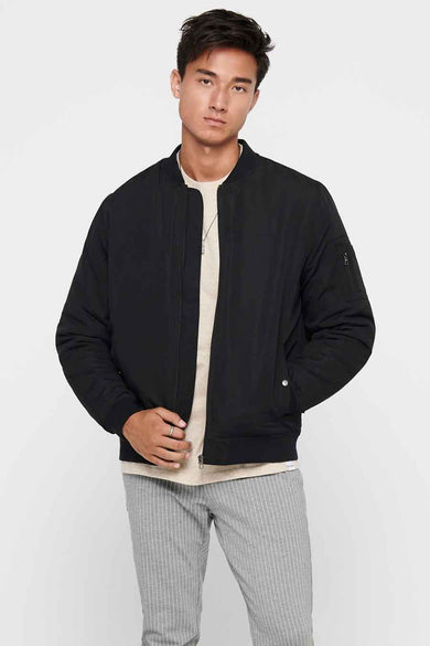 Zwarte jas van ONLY & SONS met rits, zakken en gestreepte pantalon.
